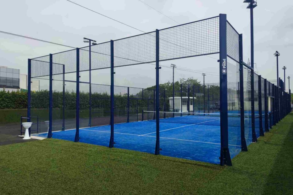 terrain padel outdoor fabriqué par constructeur padel