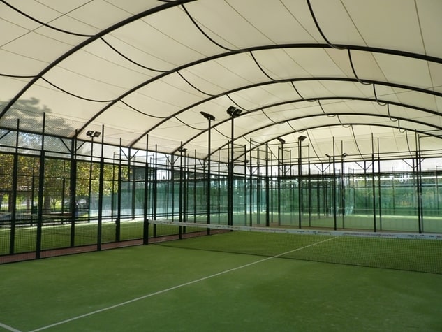 couverture terrain padel structure métallique et toile